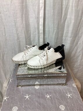 Fabiolas Vida Blanco/ Negro Sneakers; Size: 7 Men’s